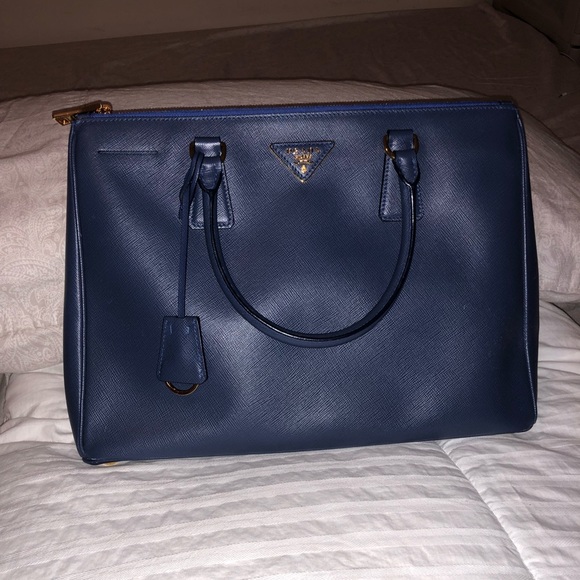 Prada - Picture 1 of 2